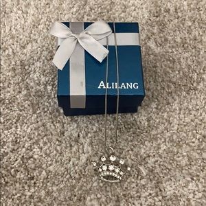 Crown necklace with box